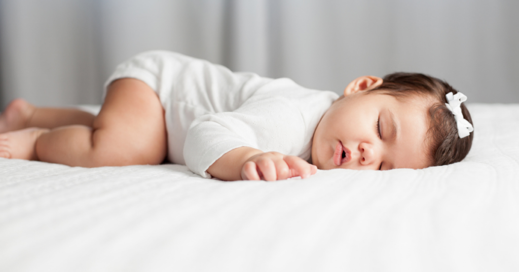 Baby girl sleeping on her crib with brown noise